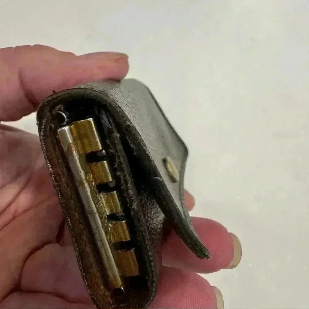 Authentic Louis Vuitton key Monogram 4– key holder